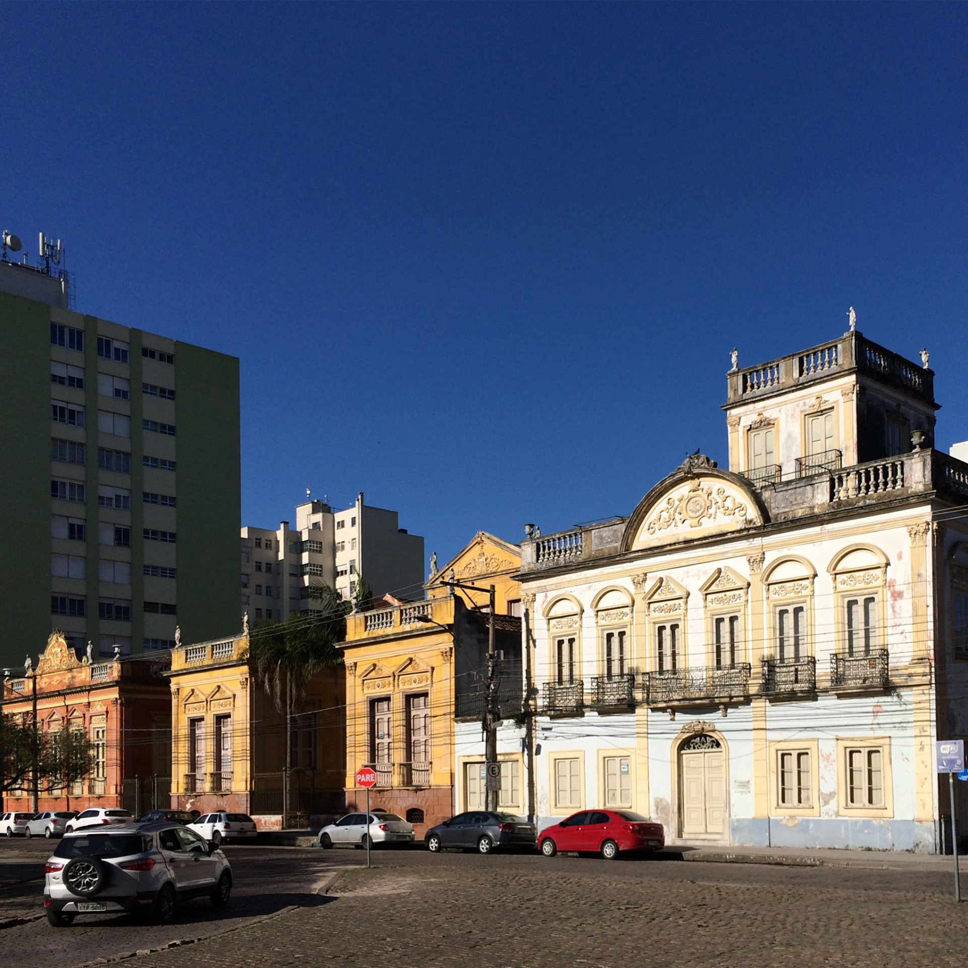 Praça Coronel Pedro Osório e os casarões